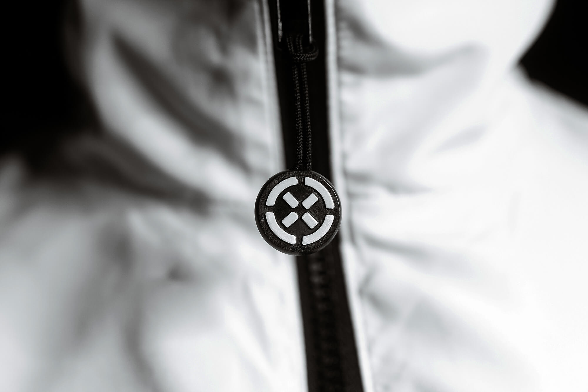 4-DMV_Windbreaker_Kreuz-Detail