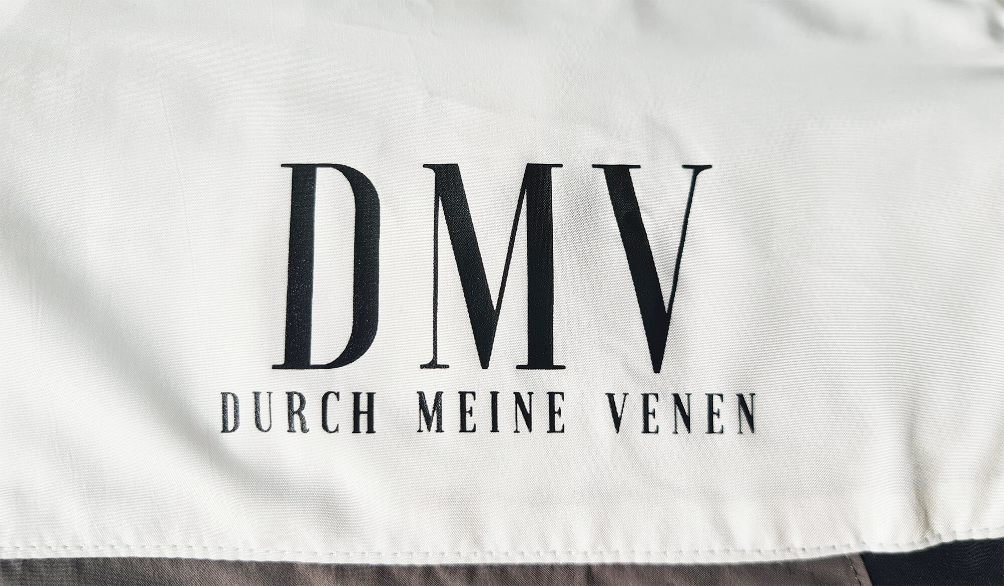 5-DMV_Windbreaker_Logo-Brust