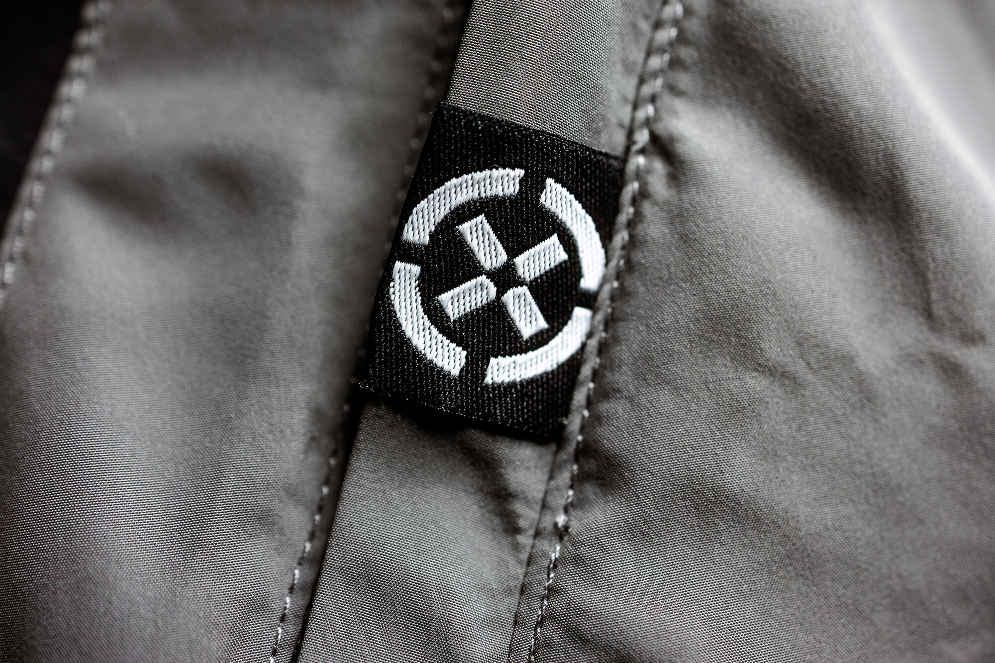 6-DMV_Windbreaker_Seitentasche-Detail